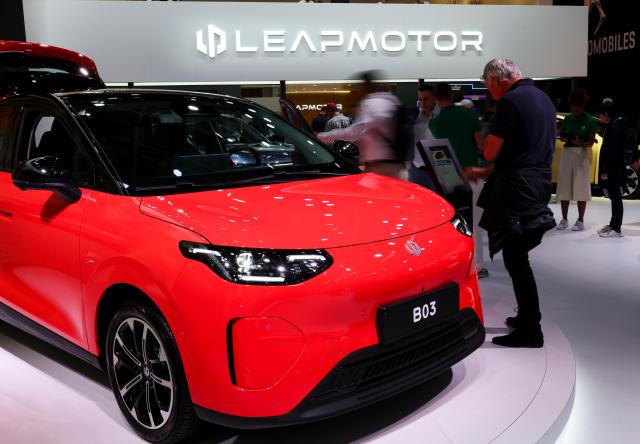 (261013) -- PARIS, Oct. 13, 2026 (Xinhua) -- People visit the booth of Chinese automaker Leapmotor during the 2026 Paris Motor Show in Paris, France, on Oct. 13, 2026. The 91st Paris Motor Show opened in the French capital on Monday, with a record number of Chinese automakers taking part to showcase their latest models and technologies. (Xinhua/Wu Huiwo)