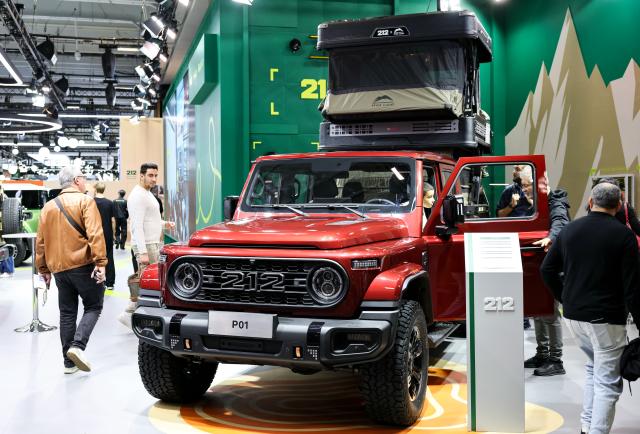 (261013) -- PARIS, Oct. 13, 2026 (Xinhua) -- People visit the booth of Chinese automaker 212 during the 2026 Paris Motor Show in Paris, France, on Oct. 13, 2026. The 91st Paris Motor Show opened in the French capital on Monday, with a record number of Chinese automakers taking part to showcase their latest models and technologies. (Xinhua/Wu Huiwo)