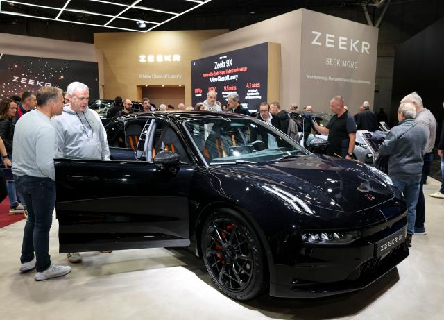 (261013) -- PARIS, Oct. 13, 2026 (Xinhua) -- People visit the booth of Chinese automaker Zeekr during the 2026 Paris Motor Show in Paris, France, on Oct. 13, 2026. The 91st Paris Motor Show opened in the French capital on Monday, with a record number of Chinese automakers taking part to showcase their latest models and technologies. (Xinhua/Wu Huiwo)