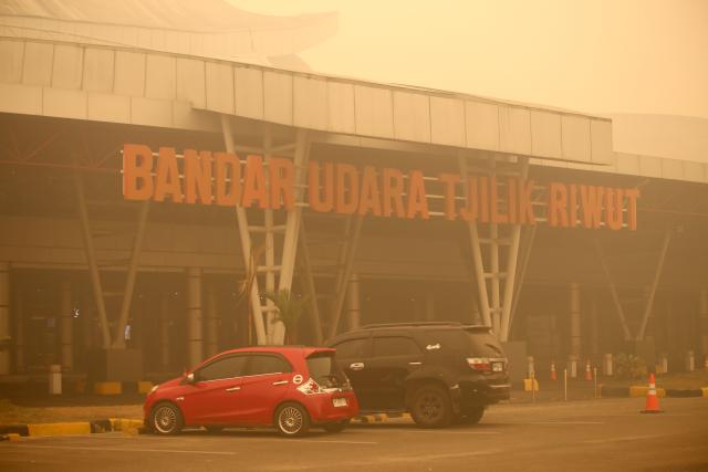 (261013) -- PALANGKA RAYA, Oct. 13, 2026 (Xinhua) -- This photo taken on Oct. 13, 2026 shows an exterior view of an airport amid thick haze caused by forest and peatland fires in Palangka Raya, Central Kalimantan, Indonesia. (Photo by Regina Safri/Xinhua)