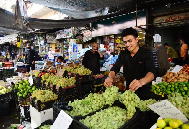 (261013) -- DAMASCUS, Oct. 13, 2026 (Xinhua) -- A vendor displays seasonal fruits at the central market in downtown Damascus, Syria, Oct. 13, 2026. (Photo by Ammar Safarjalani/Xinhua)