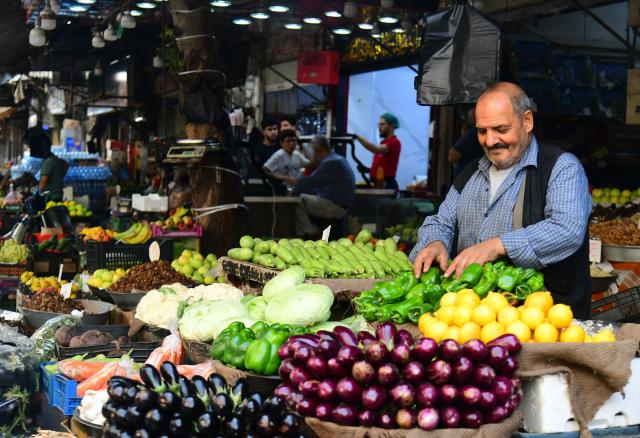 (261013) -- DAMASCUS, Oct. 13, 2026 (Xinhua) -- A vendor displays seasonal vegetables at the central market in downtown Damascus, Syria, Oct. 13, 2026. (Photo by Ammar Safarjalani/Xinhua)