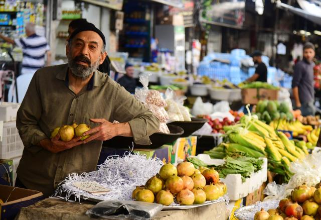 (261013) -- DAMASCUS, Oct. 13, 2026 (Xinhua) -- A vendor displays seasonal fruits at the central market in downtown Damascus, Syria, Oct. 13, 2026. (Photo by Ammar Safarjalani/Xinhua)