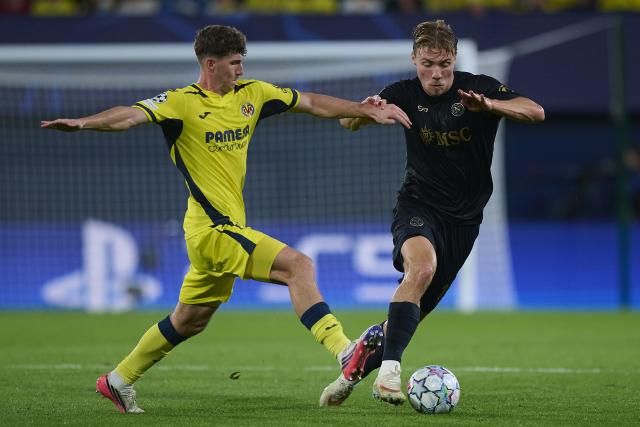 (261014) -- VILLARREAL, Oct. 14, 2026 (Xinhua) -- Pau Navarro (L) of Villarreal vies with Rasmus Højlund of Napoli during the UEFA Champions League League Stage match between Villarreal and Napoli in Villarreal, Spain, Oct. 13, 2026. (Str/Xinhua)