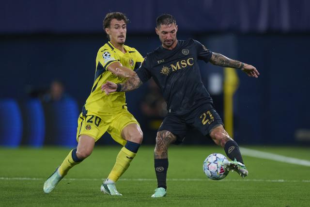 (261014) -- VILLARREAL, Oct. 14, 2026 (Xinhua) -- Carlos Romero (L) of Villarreal vies with Matteo Politano of Napoli during the UEFA Champions League League Stage match between Villarreal and Napoli in Villarreal, Spain, Oct. 13, 2026. (Str/Xinhua)