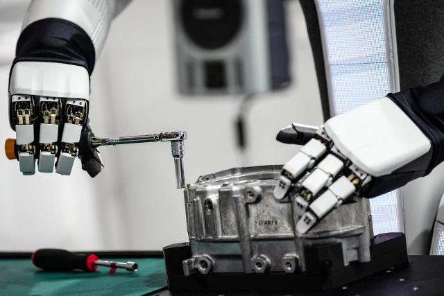 (261014) -- BEIJING, Oct. 14, 2026 (Xinhua) -- This photo taken on Oct. 13, 2026 shows a robot at work at the Combined Exhibition of Advanced Technologies (CEATEC) 2026 in Chiba Prefecture, Japan. The CEATEC 2026 kicked off here on Tuesday. (Xinhua/Jia Haocheng)