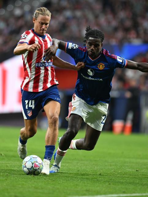(261014) -- MADRID, Oct. 14, 2026 (Xinhua) -- Marcos Llorente (L) of Atletico Madrid vies with Carlos Baleba of Manchester United during the UEFA Champions League League Stage football match between Atletico Madrid and Manchester United in Madrid, Spain, Oct. 13, 2026. (Xinhua/Cheng Min)