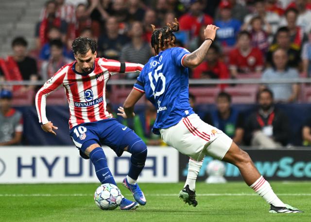 (261014) -- MADRID, Oct. 14, 2026 (Xinhua) -- Alex Baena (L) of Atletico Madrid vies with Leny Yoro (R) of Manchester United during the UEFA Champions League League Stage football match between Atletico Madrid and Manchester United in Madrid, Spain, Oct. 13, 2026. (Xinhua/Cheng Min)