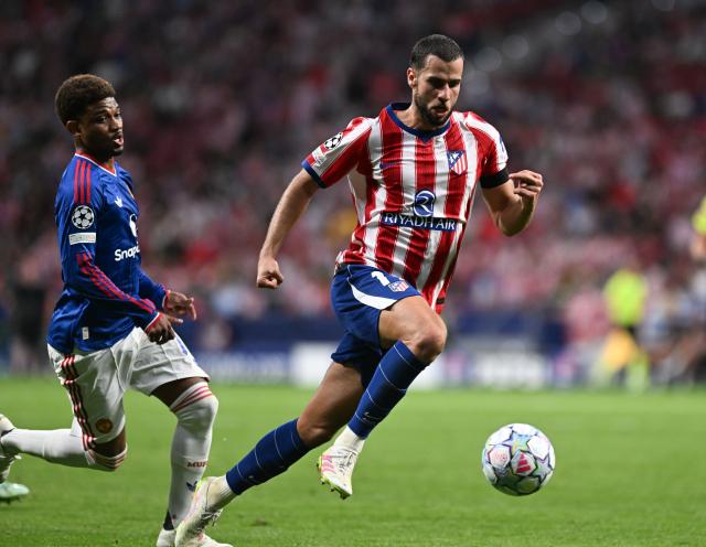 (261014) -- MADRID, Oct. 14, 2026 (Xinhua) -- David Hancko (R) of Atletico Madrid competes during the UEFA Champions League League Stage football match between Atletico Madrid and Manchester United in Madrid, Spain, Oct. 13, 2026. (Xinhua/Cheng Min)