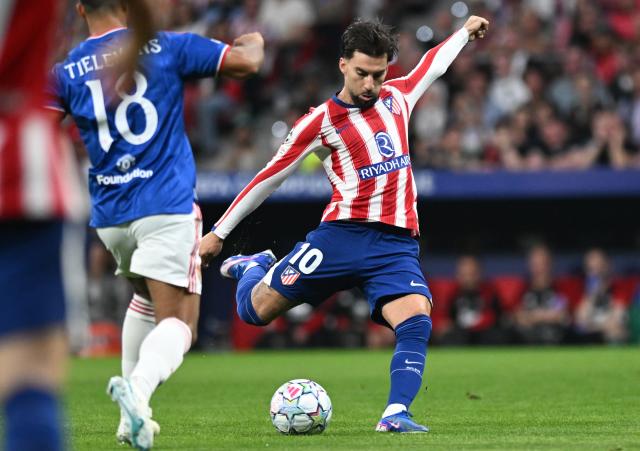 (261014) -- MADRID, Oct. 14, 2026 (Xinhua) -- Alex Baena (R) of Atletico Madrid shoots during the UEFA Champions League League Stage football match between Atletico Madrid and Manchester United in Madrid, Spain, Oct. 13, 2026. (Xinhua/Cheng Min)
