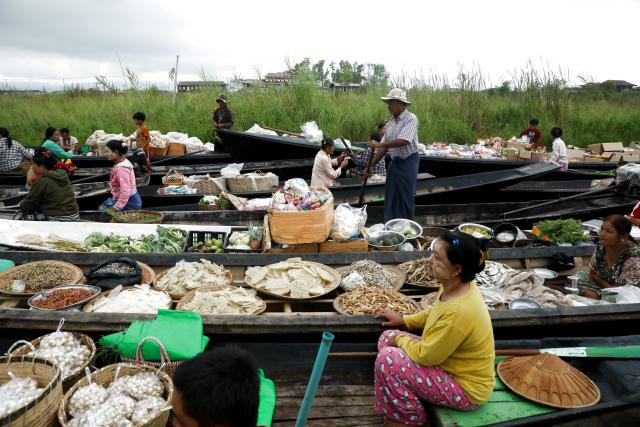 (261014) -- NYAUNGSHWE, Oct. 14, 2026 (Xinhua) -- Vendors sell food at a floating market on Inle Lake in Nyaungshwe township in Shan state, Myanmar, Oct. 13, 2026. (Xinhua/Myo Kyaw Soe)