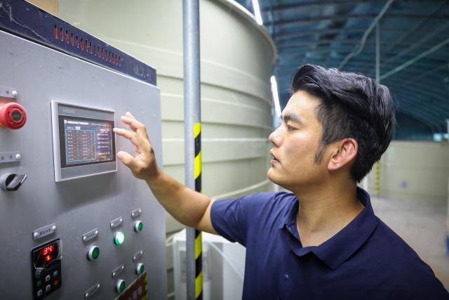 (261014) -- CHONGQING, Oct. 14, 2026 (Xinhua) -- A staff member adjusts water temperature and oxygen content at a shrimp breeding farm in Jianjiao Village of Tieshan Town in Dazu District, southwest China's Chongqing, Oct. 13, 2026.
  In recent years, Tieshan Town is committed to developing land-based aquaculture for seafood produces. Thanks to advanced farming methods and technologies, the South American white-legged shrimps are successfully bred here, enabling local residents to boost their income. (Xinhua/Huang Wei)