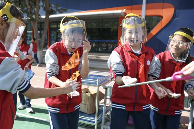 (261014) -- URUMQI, Oct. 14, 2026 (Xinhua) -- Students attend a science and technology festival at a middle school in Urumqi, northwest China's Xinjiang Uygur Autonomous Region, Oct. 14, 2026. (Xinhua/Wang Fei)