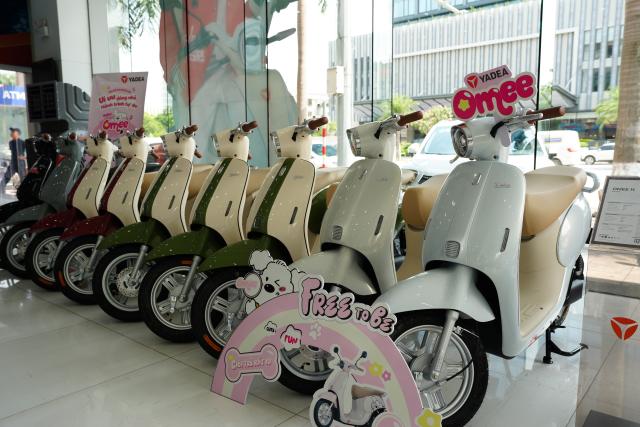 (261014) -- HANOI, Oct. 14, 2026 (Xinhua) -- This photo shows electric motorcycles at a Yadea store in Bac Ninh province, Vietnam, July 7, 2026.
  Chinese electric motorcycle brands are becoming an increasingly common sight on the streets of Vietnam's major cities, as the country accelerates its shift toward greener urban transport.
  More Vietnamese residents have turned to electric motorcycles, with Chinese brands emerging as popular choices thanks to their competitive prices, diverse models and growing presence in the Vietnamese market. (Xinhua/Liu Ying)