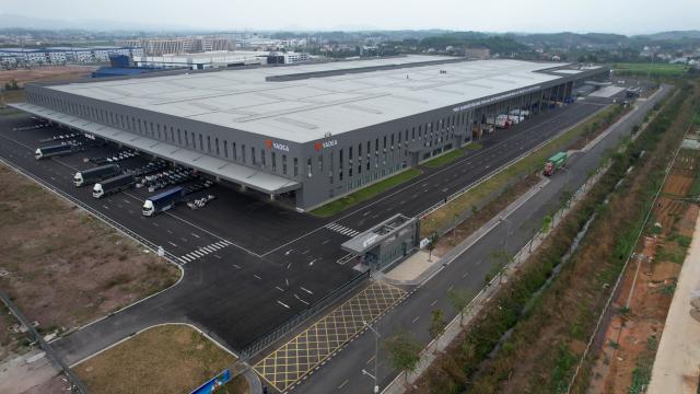 (261014) -- HANOI, Oct. 14, 2026 (Xinhua) -- An aerial drone photo shows the manufacturing plant of Yadea in Bac Ninh province, Vietnam, March 31, 2026.
  Chinese electric motorcycle brands are becoming an increasingly common sight on the streets of Vietnam's major cities, as the country accelerates its shift toward greener urban transport.
  More Vietnamese residents have turned to electric motorcycles, with Chinese brands emerging as popular choices thanks to their competitive prices, diverse models and growing presence in the Vietnamese market. (Xinhua)