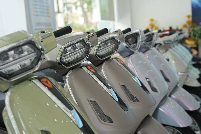 (261014) -- HANOI, Oct. 14, 2026 (Xinhua) -- This photo shows electric motorcycles at a Yadea store in Bac Ninh province, Vietnam, July 7, 2026.
  Chinese electric motorcycle brands are becoming an increasingly common sight on the streets of Vietnam's major cities, as the country accelerates its shift toward greener urban transport.
  More Vietnamese residents have turned to electric motorcycles, with Chinese brands emerging as popular choices thanks to their competitive prices, diverse models and growing presence in the Vietnamese market. (Xinhua/Liu Ying)
