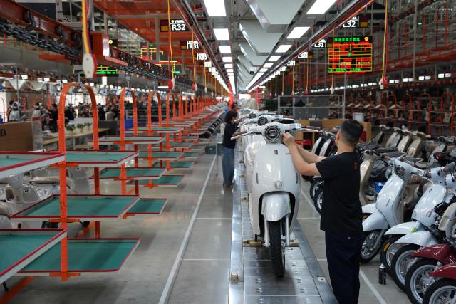 (261014) -- HANOI, Oct. 14, 2026 (Xinhua) -- Workers are busy at the manufacturing plant of Yadea in Bac Ninh province, Vietnam, July 7, 2026.
  Chinese electric motorcycle brands are becoming an increasingly common sight on the streets of Vietnam's major cities, as the country accelerates its shift toward greener urban transport.
  More Vietnamese residents have turned to electric motorcycles, with Chinese brands emerging as popular choices thanks to their competitive prices, diverse models and growing presence in the Vietnamese market. (Xinhua/Liu Ying)