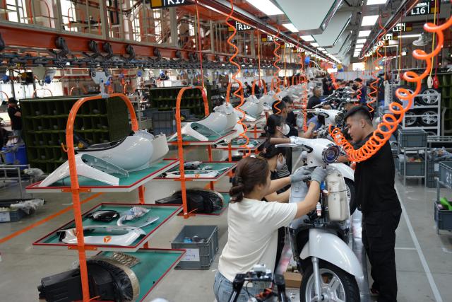 (261014) -- HANOI, Oct. 14, 2026 (Xinhua) -- Workers are busy at the manufacturing plant of Yadea in Bac Ninh province, Vietnam, July 7, 2026.
  Chinese electric motorcycle brands are becoming an increasingly common sight on the streets of Vietnam's major cities, as the country accelerates its shift toward greener urban transport.
  More Vietnamese residents have turned to electric motorcycles, with Chinese brands emerging as popular choices thanks to their competitive prices, diverse models and growing presence in the Vietnamese market. (Xinhua/Liu Ying)