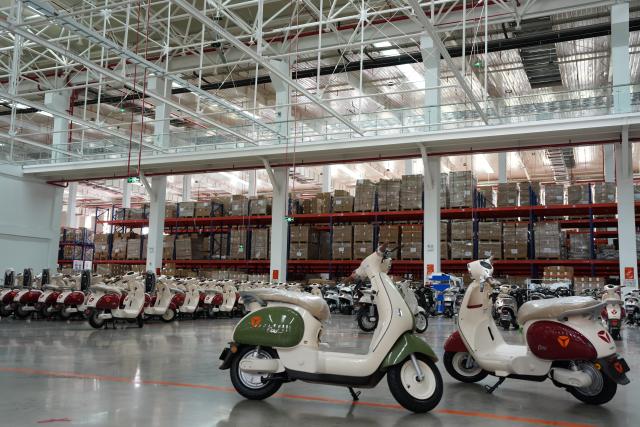 (261014) -- HANOI, Oct. 14, 2026 (Xinhua) -- This photo shows the manufacturing plant of Yadea in Bac Ninh province, Vietnam, July 7, 2026.
  Chinese electric motorcycle brands are becoming an increasingly common sight on the streets of Vietnam's major cities, as the country accelerates its shift toward greener urban transport.
  More Vietnamese residents have turned to electric motorcycles, with Chinese brands emerging as popular choices thanks to their competitive prices, diverse models and growing presence in the Vietnamese market. (Xinhua/Liu Ying)
