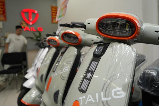 (261014) -- HANOI, Oct. 14, 2026 (Xinhua) -- This photo shows electric motorcycles at a TAILG store in Hanoi, capital of Vietnam, Aug. 21, 2026.
  Chinese electric motorcycle brands are becoming an increasingly common sight on the streets of Vietnam's major cities, as the country accelerates its shift toward greener urban transport.
  More Vietnamese residents have turned to electric motorcycles, with Chinese brands emerging as popular choices thanks to their competitive prices, diverse models and growing presence in the Vietnamese market. (Xinhua/Liu Ying)