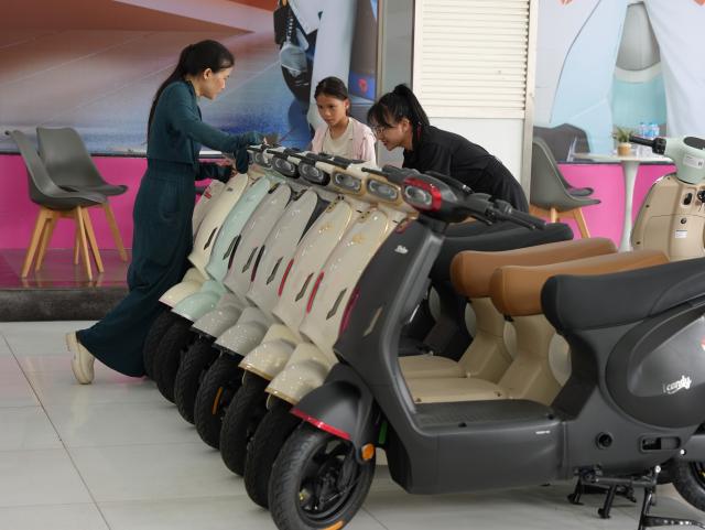 (261014) -- HANOI, Oct. 14, 2026 (Xinhua) -- Customers shop for electric motorcycles at a Yadea store in Bac Ninh province, Vietnam, July 7, 2026.
  Chinese electric motorcycle brands are becoming an increasingly common sight on the streets of Vietnam's major cities, as the country accelerates its shift toward greener urban transport.
  More Vietnamese residents have turned to electric motorcycles, with Chinese brands emerging as popular choices thanks to their competitive prices, diverse models and growing presence in the Vietnamese market. (Xinhua/Liu Ying)