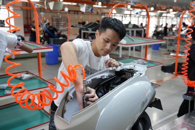 (261014) -- HANOI, Oct. 14, 2026 (Xinhua) -- Workers are busy at the manufacturing plant of Yadea in Bac Ninh province, Vietnam, July 7, 2026.
  Chinese electric motorcycle brands are becoming an increasingly common sight on the streets of Vietnam's major cities, as the country accelerates its shift toward greener urban transport.
  More Vietnamese residents have turned to electric motorcycles, with Chinese brands emerging as popular choices thanks to their competitive prices, diverse models and growing presence in the Vietnamese market. (Xinhua/Liu Ying)