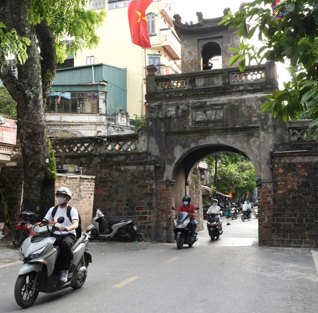 (261014) -- HANOI, Oct. 14, 2026 (Xinhua) -- People ride electric motorcycles in Hanoi, capital of Vietnam, Aug. 20, 2026.
  Chinese electric motorcycle brands are becoming an increasingly common sight on the streets of Vietnam's major cities, as the country accelerates its shift toward greener urban transport.
  More Vietnamese residents have turned to electric motorcycles, with Chinese brands emerging as popular choices thanks to their competitive prices, diverse models and growing presence in the Vietnamese market. (Xinhua/Liu Ying)