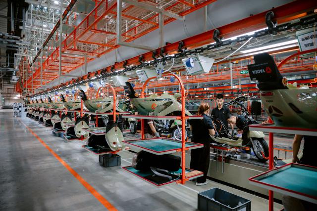 (261014) -- HANOI, Oct. 14, 2026 (Xinhua) -- Workers are busy at the manufacturing plant of Yadea in Bac Ninh province, Vietnam, Feb. 28, 2026.
  Chinese electric motorcycle brands are becoming an increasingly common sight on the streets of Vietnam's major cities, as the country accelerates its shift toward greener urban transport.
  More Vietnamese residents have turned to electric motorcycles, with Chinese brands emerging as popular choices thanks to their competitive prices, diverse models and growing presence in the Vietnamese market. (Xinhua)