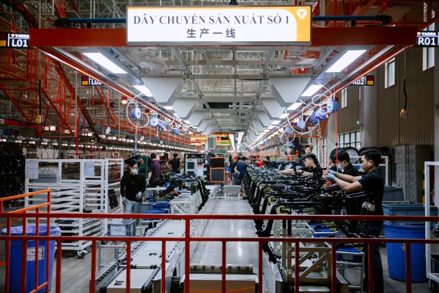 (261014) -- HANOI, Oct. 14, 2026 (Xinhua) -- Workers are busy at the manufacturing plant of Yadea in Bac Ninh province, Vietnam, Feb. 28, 2026.
  Chinese electric motorcycle brands are becoming an increasingly common sight on the streets of Vietnam's major cities, as the country accelerates its shift toward greener urban transport.
  More Vietnamese residents have turned to electric motorcycles, with Chinese brands emerging as popular choices thanks to their competitive prices, diverse models and growing presence in the Vietnamese market. (Xinhua)