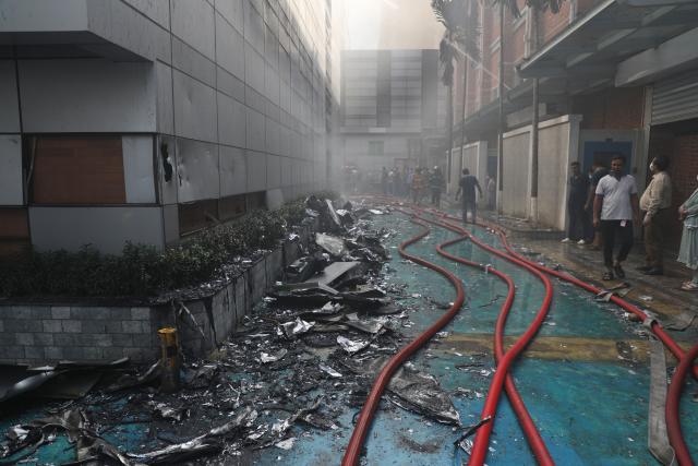 (261014) -- GAZIPUR, Oct. 14, 2026 (Xinhua) -- Dense smoke rises from a pharmaceutical factory after a fire broke out in Tongi, Gazipur, Bangladesh, Oct. 14, 2026. (Photo by Habibur Rahman/Xinhua)