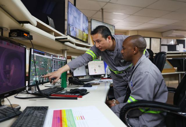 (261014) -- DURBAN, Oct. 14, 2026 (Xinhua) -- Staff members monitor equipment operations in the central control room at Simuma Cement Plant in KwaZulu-Natal Province, South Africa, Aug. 18, 2026. TO GO WITH "Roundup: Chinese green technologies revitalize South African cement plant" (Xinhua/Chen Wei)