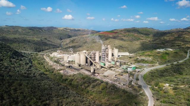 (261014) -- DURBAN, Oct. 14, 2026 (Xinhua) -- An aerial drone photo taken on Aug. 18, 2026 shows a view of the Simuma cement plant in KwaZulu-Natal Province, South Africa. TO GO WITH "Roundup: Chinese green technologies revitalize South African cement plant" (Xinhua/Chen Wei)