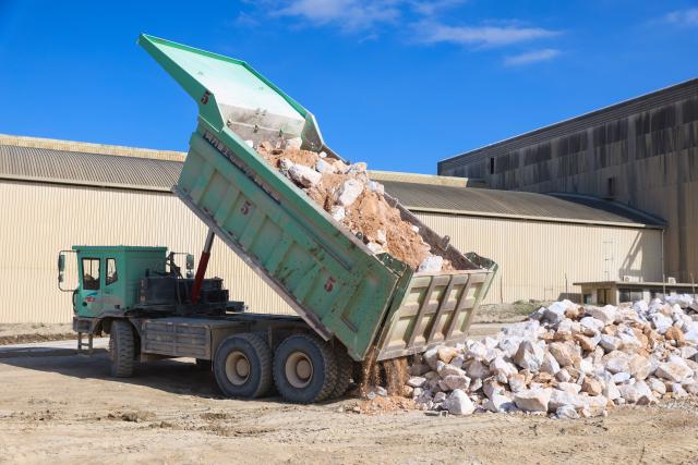 (261014) -- DURBAN, Oct. 14, 2026 (Xinhua) -- An electric mining dump truck works at Simuma Cement Plant in KwaZulu-Natal Province, South Africa, Aug. 18, 2026. TO GO WITH "Roundup: Chinese green technologies revitalize South African cement plant" (Xinhua/Chen Wei)