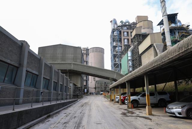 (261014) -- DURBAN, Oct. 14, 2026 (Xinhua) -- This photo taken on Aug. 18, 2026 shows a view of the Simuma cement plant in KwaZulu-Natal Province, South Africa. TO GO WITH "Roundup: Chinese green technologies revitalize South African cement plant" (Xinhua/Chen Wei)