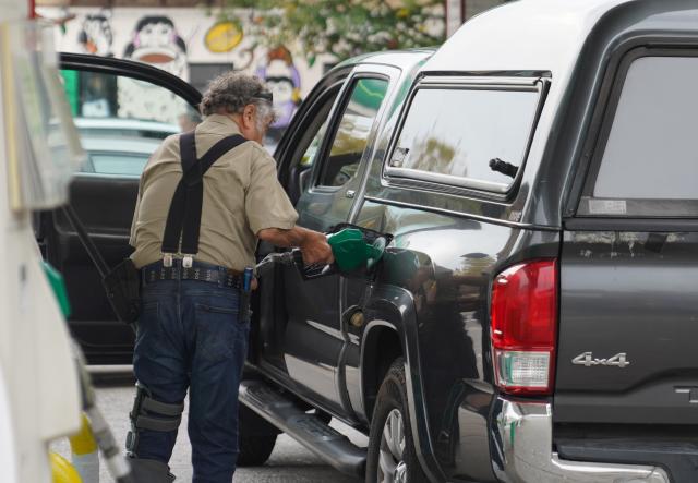 (261014) -- NEW YORK, Oct. 14, 2026 (Xinhua) -- A man refills a vehicle at a gas station in New York, the United States, Oct. 14, 2026. U.S. consumer prices rose more than expected in September, driven by surging gasoline costs, with annual inflation reaching its highest level since May, the Labor Department said Wednesday. The consumer price index (CPI) rose 0.6 percent from August and 3.7 percent from a year earlier. Economists had forecast an annual increase of 3.6 percent. (Xinhua/Zhang Fengguo)