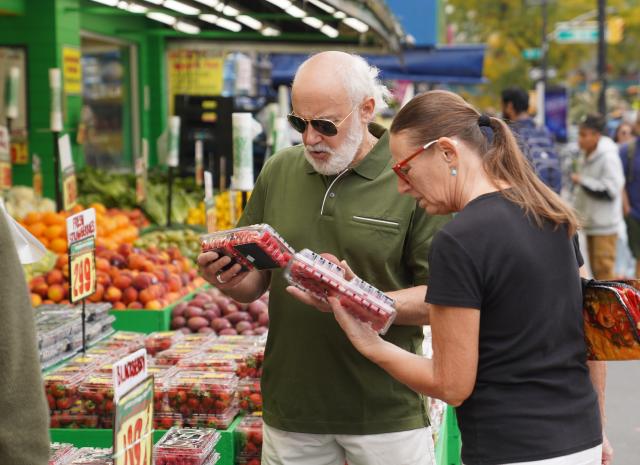 (261014) -- NEW YORK, Oct. 14, 2026 (Xinhua) -- Customers check fruit at a grocery store in New York, the United States, Oct. 14, 2026. U.S. consumer prices rose more than expected in September, driven by surging gasoline costs, with annual inflation reaching its highest level since May, the Labor Department said Wednesday. The consumer price index (CPI) rose 0.6 percent from August and 3.7 percent from a year earlier. Economists had forecast an annual increase of 3.6 percent. (Xinhua/Zhang Fengguo)