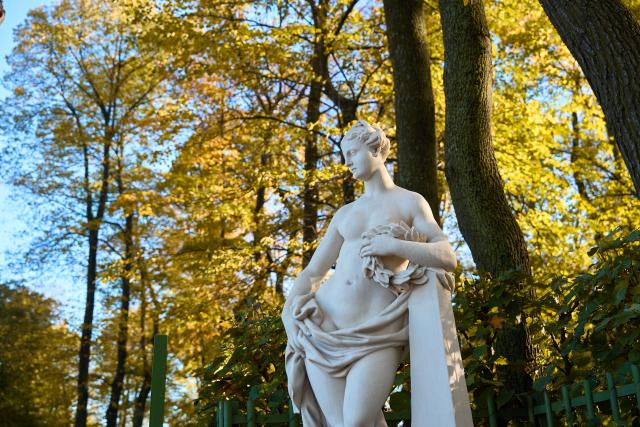 (261014) -- ST. PETERSBURG, Oct. 14, 2026 (Xinhua) -- Photo taken on Oct. 14, 2026 shows autumn scenery in the Summer Garden of St. Petersburg, Russia. (Photo by Guo Feizhou/Xinhua)
