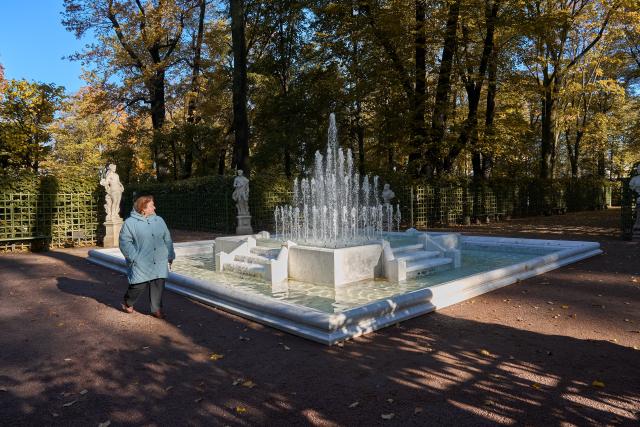 (261014) -- ST. PETERSBURG, Oct. 14, 2026 (Xinhua) -- Photo taken on Oct. 14, 2026 shows autumn scenery in the Summer Garden of St. Petersburg, Russia. (Photo by Guo Feizhou/Xinhua)