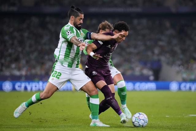 (261015) -- SEVILLE, Oct. 15, 2026 (Xinhua) -- Isco (L) of Real Betis vies with Pepe (R) of Porto during the UEFA Champions League match between Real Betis and Porto at La Cartuja Stadium in Seville, Spain, Oct. 14, 2026. (Str/Xinhua)