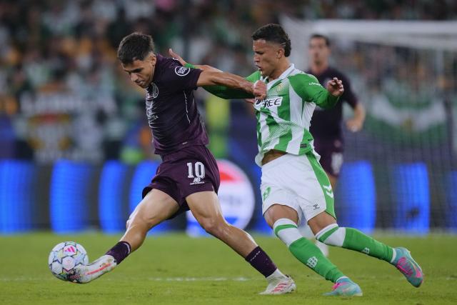 (261015) -- SEVILLE, Oct. 15, 2026 (Xinhua) -- Nelson Deossa (R) of Real Betis vies with Gabriel Veiga of Porto during the UEFA Champions League match between Real Betis and Porto at La Cartuja Stadium in Seville, Spain, Oct. 14, 2026. (Str/Xinhua)