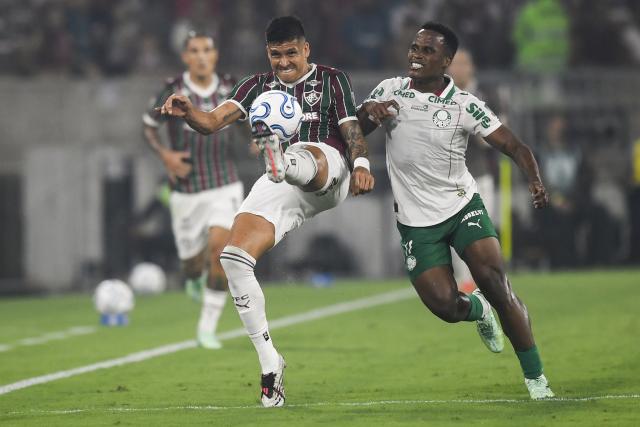 (261015) -- RIO DE JANEIRO, Oct. 15, 2026 (Xinhua) -- Julian Millan (front L) of Fluminense vies with Jhon Arias of Palmeiras during the first leg of the Copa Libertadores semifinal football match between Brazil's Fluminense and Palmeiras at the Maracana stadium in Rio de Janeiro, Brazil, Oct. 14, 2026. (Photo by Daniel Ramalho/Xinhua)