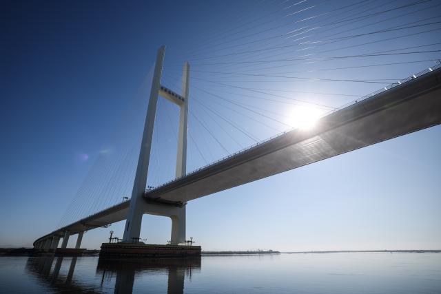 (261015) -- DANDONG, Oct. 15, 2026 (Xinhua) -- This photo taken on Oct. 14, 2026 shows a view of the new China-DPRK Yalu River bridge. The new China-DPRK Yalu River bridge officially opened to traffic on Thursday, with both sides jointly holding an opening ceremony on this cross-border artery. (Xinhua/Pan Yulong)