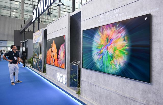 (261015) -- GUANGZHOU, Oct. 15, 2026 (Xinhua) -- An overseas buyer views TVs of Skyworth, a Chinese home appliance manufacturer, during the Canton Fair in Guangzhou, south China's Guangdong Province, Oct. 15, 2026. The 140th edition of the China Import and Export Fair, also known as the Canton Fair, opened to visitors in Guangzhou, capital of south China's Guangdong Province on Thursday, with more than 30,000 exhibiting companies and about 340,000 overseas buyers expected to attend.
The 140th Canton Fair runs in three phases in Guangzhou from Oct. 15 to Nov. 4.
Over the past 70 years, the Canton Fair has grown into China's largest and longest-running international trade event, with the most complete product range, the largest number of buyers and the highest transaction volume. (Xinhua/Deng Hua)