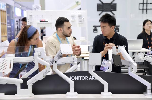 (261015) -- GUANGZHOU, Oct. 15, 2026 (Xinhua) -- Overseas buyers select products during the Canton Fair in Guangzhou, south China's Guangdong Province, Oct. 15, 2026. The 140th edition of the China Import and Export Fair, also known as the Canton Fair, opened to visitors in Guangzhou, capital of south China's Guangdong Province on Thursday, with more than 30,000 exhibiting companies and about 340,000 overseas buyers expected to attend.
The 140th Canton Fair runs in three phases in Guangzhou from Oct. 15 to Nov. 4.
Over the past 70 years, the Canton Fair has grown into China's largest and longest-running international trade event, with the most complete product range, the largest number of buyers and the highest transaction volume. (Xinhua/Lu Hanxin)