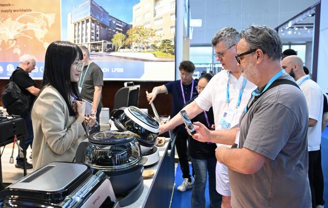 (261015) -- GUANGZHOU, Oct. 15, 2026 (Xinhua) -- Overseas buyers communicate during the Canton Fair in Guangzhou, south China's Guangdong Province, Oct. 15, 2026. The 140th edition of the China Import and Export Fair, also known as the Canton Fair, opened to visitors in Guangzhou, capital of south China's Guangdong Province on Thursday, with more than 30,000 exhibiting companies and about 340,000 overseas buyers expected to attend.
The 140th Canton Fair runs in three phases in Guangzhou from Oct. 15 to Nov. 4.
Over the past 70 years, the Canton Fair has grown into China's largest and longest-running international trade event, with the most complete product range, the largest number of buyers and the highest transaction volume. (Xinhua/Deng Hua)