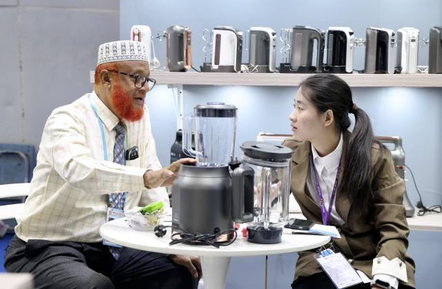 (261015) -- GUANGZHOU, Oct. 15, 2026 (Xinhua) -- An overseas buyer selects blender products during the Canton Fair in Guangzhou, south China's Guangdong Province, Oct. 15, 2026. The 140th edition of the China Import and Export Fair, also known as the Canton Fair, opened to visitors in Guangzhou, capital of south China's Guangdong Province on Thursday, with more than 30,000 exhibiting companies and about 340,000 overseas buyers expected to attend.
The 140th Canton Fair runs in three phases in Guangzhou from Oct. 15 to Nov. 4.
Over the past 70 years, the Canton Fair has grown into China's largest and longest-running international trade event, with the most complete product range, the largest number of buyers and the highest transaction volume. (Xinhua/Lu Hanxin)