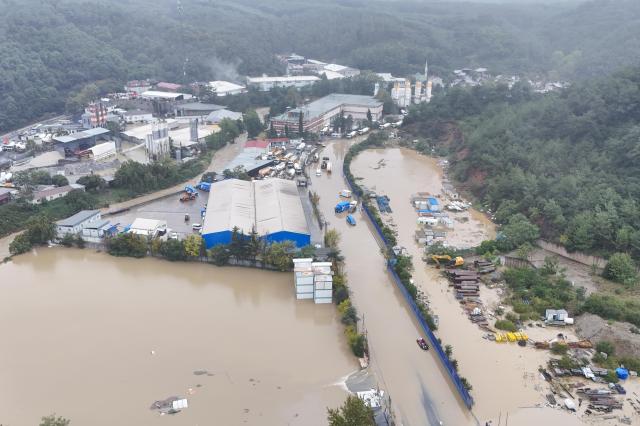 (261015) -- ISTANBUL, Oct. 15, 2026 (Xinhua) -- An aerial drone photo taken on Oct. 15, 2026 shows a flooded area in Sariyer district, Istanbul, Türkiye. Two people died in Istanbul after torrential rain triggered flash floods, with rainfall reaching nearly 200 kg per square meter, authorities said Thursday. (Xinhua/Liu Lei)