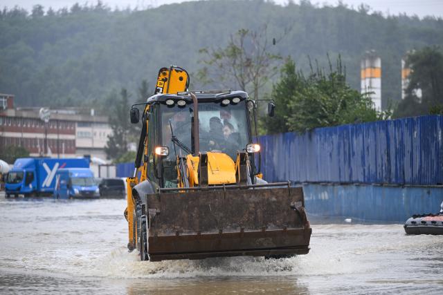 (261015) -- ISTANBUL, Oct. 15, 2026 (Xinhua) -- An engineering vehicle transfers flood-affected residents to a safe area in Sariyer district, Istanbul, Türkiye, Oct. 15, 2026. Two people died in Istanbul after torrential rain triggered flash floods, with rainfall reaching nearly 200 kg per square meter, authorities said Thursday. (Xinhua/Liu Lei)