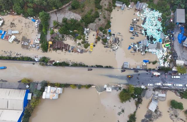 (261015) -- ISTANBUL, Oct. 15, 2026 (Xinhua) -- An aerial drone photo taken on Oct. 15, 2026 shows a flooded area in Sariyer district, Istanbul, Türkiye. Two people died in Istanbul after torrential rain triggered flash floods, with rainfall reaching nearly 200 kg per square meter, authorities said Thursday. (Xinhua/Liu Lei)