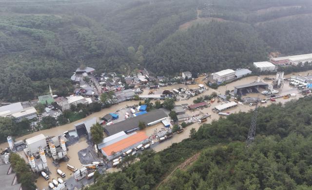 (261015) -- ISTANBUL, Oct. 15, 2026 (Xinhua) -- An aerial drone photo taken on Oct. 15, 2026 shows a flooded area in Sariyer district, Istanbul, Türkiye. Two people died in Istanbul after torrential rain triggered flash floods, with rainfall reaching nearly 200 kg per square meter, authorities said Thursday. (Xinhua/Liu Lei)